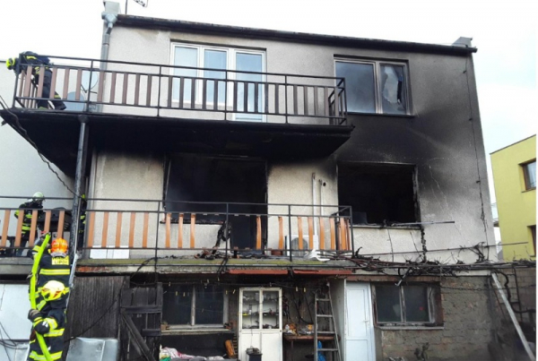 V obci Lipov na Hodonínsku hořela střecha rodinného domu, jedna osoba skončila v péči záchranářů