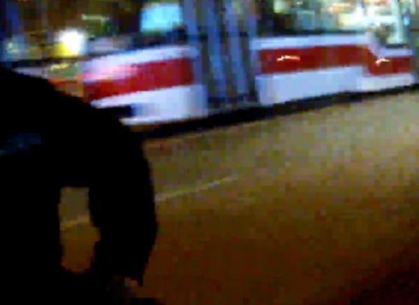 Muž se psem ohrožoval řidiče aut i tramvají