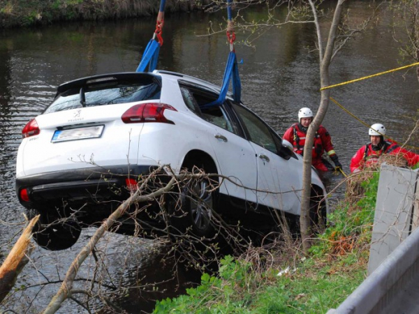 Osobní automobil skončil v řece Svratce na střeše, oba pasažéři zemřeli