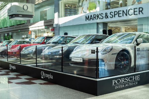 Sportovní vozy Porsche budou tři týdny zdobit Olympii