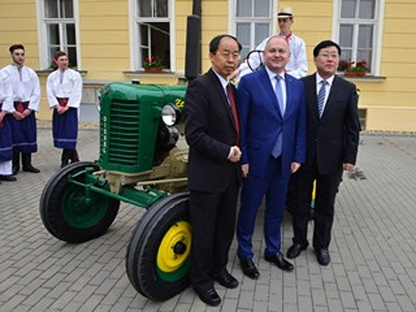 Hejtman předal historický traktor Zetor 25 - nový exponát zemědělského muzea v ČLR