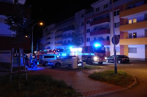 Noční požár aut vyhnal v noci v Brně obyvatele z domu, hasičům asistovali i strážníci