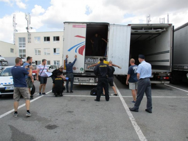 Jihomoravští celníci  objevili při kontrole kamionu pět nelegálních migrantů
