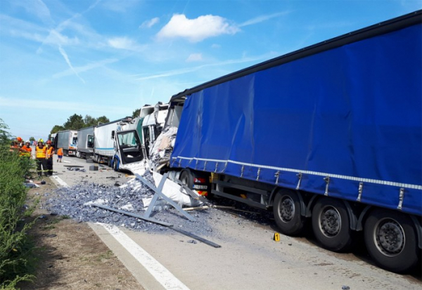 Nehoda 6 kamionů na dálnici D2 ve směru na Brno