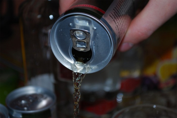 Zákaz prodeje energetických nápojů na všech školách ochrání mládež před závislostí