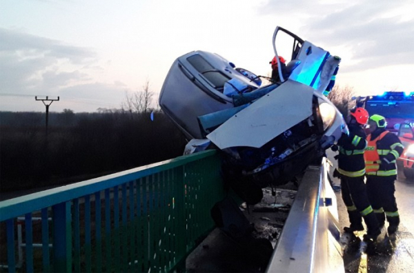 Po nehodě zůstal automobil viset na zábradlí mostu