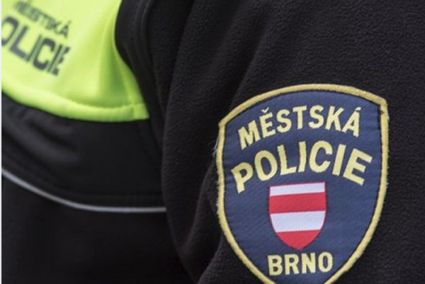 Brněnští strážníci dopadli dva muže nabízející na parkovišti kamery, hodinky a parfémy