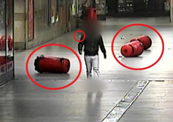 Muž převrátil tři popelnice v podchodu, strážníci ho přiměli nepořádek posbírat
