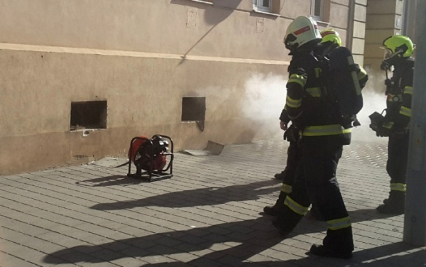 Několik osob muselo být evakuováno při požáru sklepa bytového domu v Brně