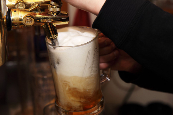Majitelka vinotéky na Blanensku čepovala pivo, hosté utíkali před policií