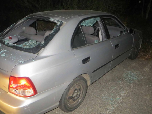 Muži se pohádali při přepisu osobního automobilu, majitel auto rozbil  kladivem