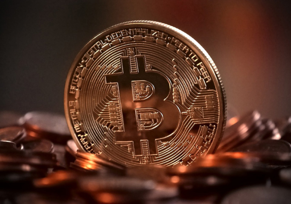 Osmašedesátiletý muž z Brněnska chtěl vyzkoušet obchodování s bitcoiny, přišel ale o více než čtvrt milionu korun