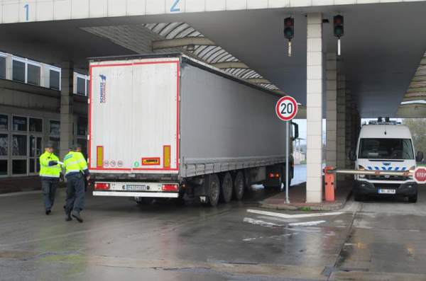 V kamionu s bulharskou SPZ se ukrývalo přes 1800 kartonů nekolkovaných cigaret