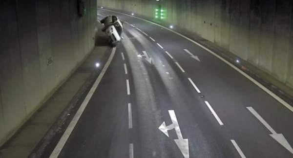 Podnapilý řidič nezvládl ve vysoké rychlosti řízení a v Husovickém tunelu převrátil vůz na střechu