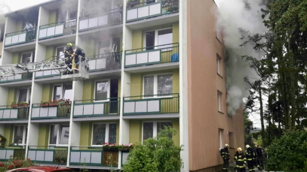 Z hořícího domu v Brně-Žabovřeskách zachránili hasiči 18 osob, kočku oživovali kyslíkovou terapii