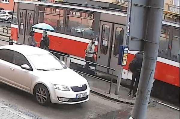Černý pasažér v Brně napadl a okradl revizorku