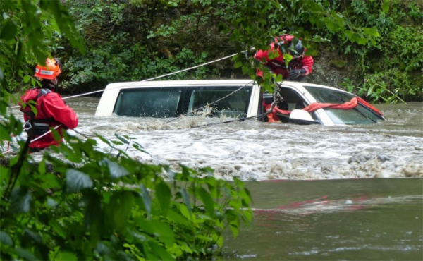 Hasiči zachránili na  Brněnsku dva muže ze zatopeného automobilu