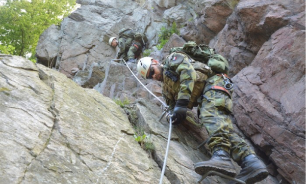 Vojenské lezení otestovalo fyzickou i psychickou odolnost záložníků z jižní Moravy