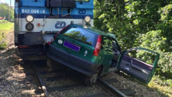 Jednaosmdesátiletá řidička vjela na přejezdu u Ivančic pod projíždějící vlak, na místě zemřela