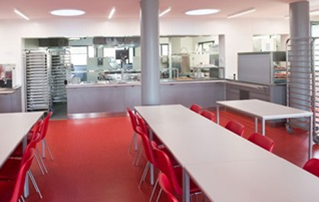 Nové stravovací prostory, učebny i kabinety  mají k dispozici studenti a zaměstnanci Gymnázia Obchodní akademie Bučovice