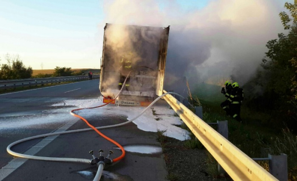 Na dálnici D2 ve směru na Břeclav hořel návěs kamionu