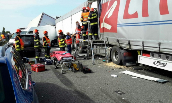 Při vážné nehodě několika vozidel na Brněnsku vyprošťovali hasiči zraněné z vraků několik hodin