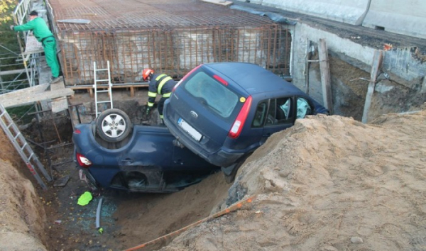 V obci Grešlové Mýto na Znojemsku skončila dvě auta ve výkopu opravovaného mostu