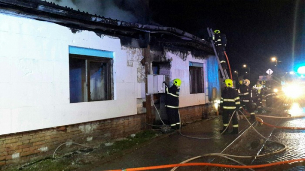 V obci Loděnice na Brněnsku hořela střecha rodinného domu 