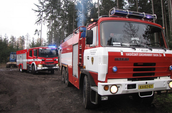 Na Vyškovsku se zranil muž při práci v lese, hasiči ke zraněnému museli kilometr pěšky