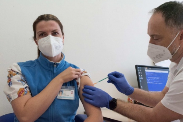 Dodávky vakcín dorazily o den dřív, očkování se tak ve FN Brno téměř nezastavilo