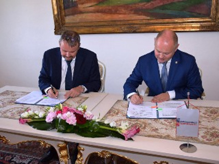Hašek a Ťok  podepsali smlouvu o financování krajské železnice 