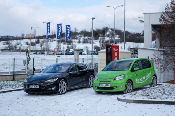 Jisté parkovací místo, vždy nabitý elektromobil a první sdílená Tesla obohatí Brno