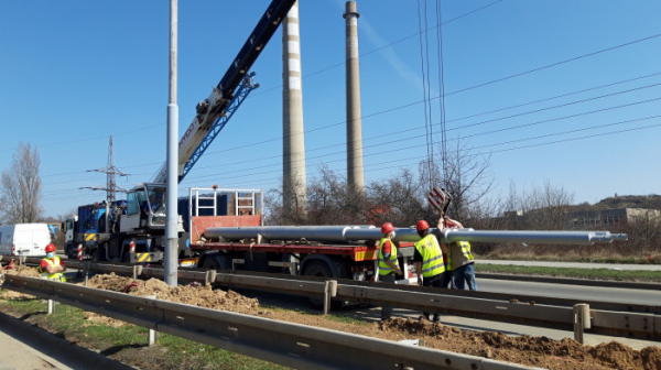 Práce na manipulační trati Jedovnická se posunuly, silnici lemují  stožáry trolejového vedení a veřejného osvětlení