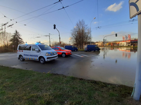 Hasiči zasahovali v ulici Bystrcká v Brně u vodovodní havárie