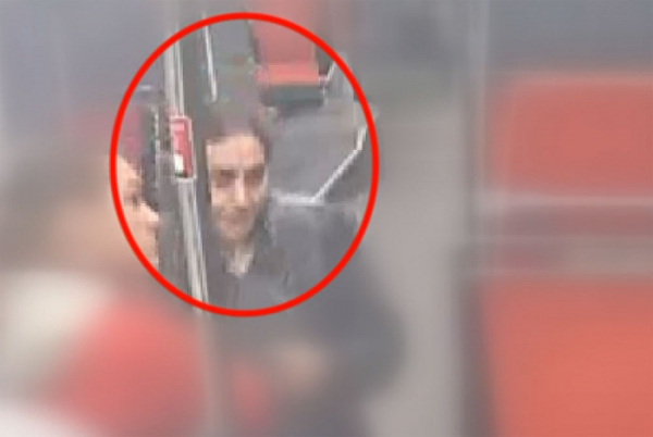 Neznámá zlodějka okradla ženu v tramvaji, následně ji hrozila bodnutím