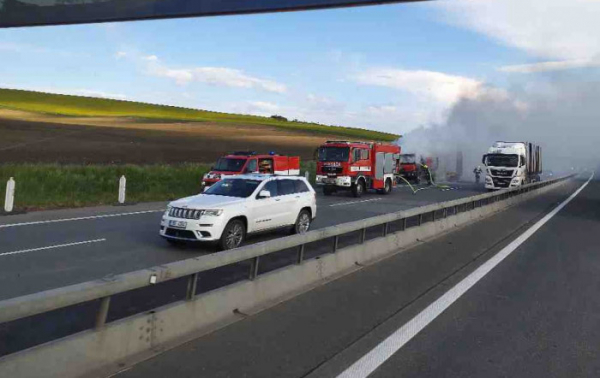 Hasiči likvidovaly na dálnici požár nákladního automobilu