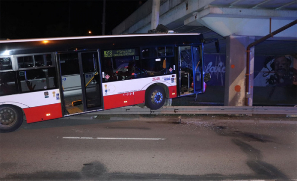 Při havárii autobusu městské hromadné dopravy v Brně se zranilo jedenáct lidí 
