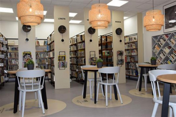 Knihovna v Hodoníně oslavila 100 let. Nejen čtenáři mají nové relaxační místo