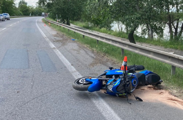 Motorkář narazil do svodidel a na místě zemřel, spolujezdkyně se těžce zranila