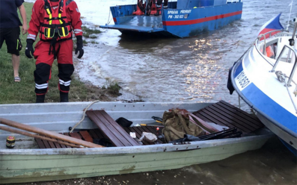 Policisté ze zatopené lodi vytáhli čtyři osoby