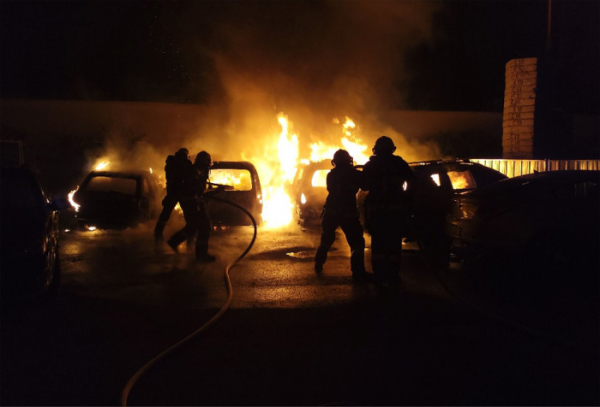 Sedm zaparkovaných vozidel v brněnské Františkánské ulici bylo zničeno požárem 