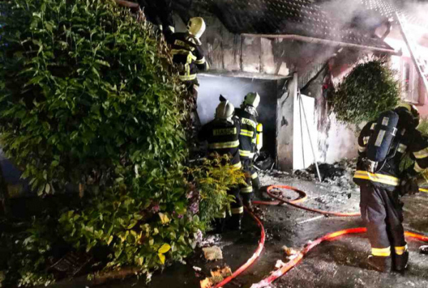 Při požáru garáže rodinného domu museli hasiči evakuovat tři psi