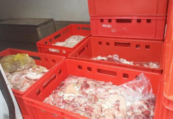 Celníci s pracovníky veterinární správy při kontrole zajistili 4,4 tuny potravin, které byly nesprávným způsobem přepravovány  