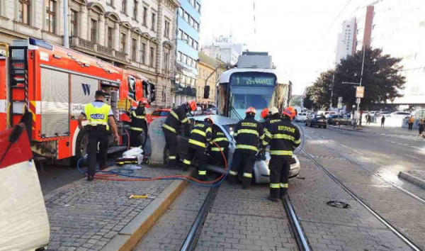 V centru Brna složky IZS zasahovaly u střetu tramvaje a osobního vozu, řidič byl těžce zraněn