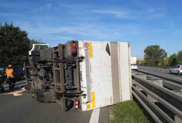 Převrácený nákladní vůz zablokoval provoz na dálnici D1 u Brna