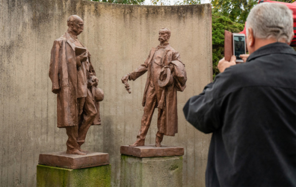 Opraveným památníkem v Divákách na Břeclavsku provádí návštěvníky sami bratři Mrštíkové