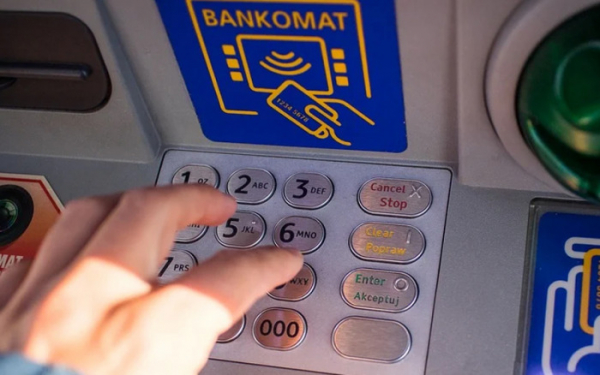 Neznámý lapka odcizil peníze, které žena zapomněla ve výdejovém okénku v bankomatu