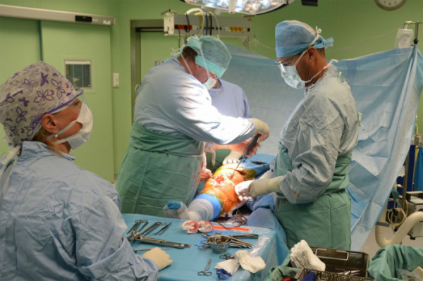 Ortopedové ve Fakultní nemocnici u sv. Anny v Brně denně implantují až osm endoprotéz