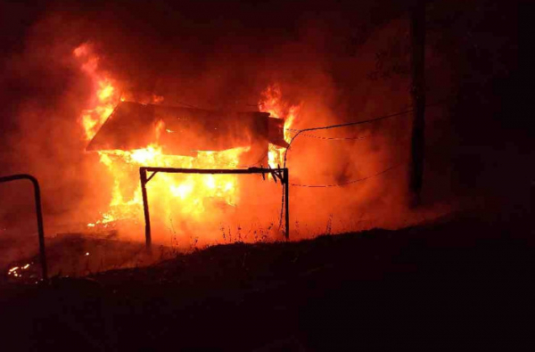 Pět jednotek hasičů likvidovalo požár sauny v Bystrci