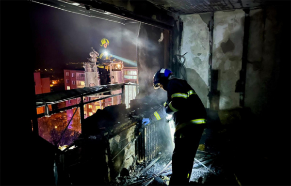 Panelový byt ve Starém Lískovci zachvátil požár, jedna osoba se nadýchala kouře a skončila v péči zdravotníků